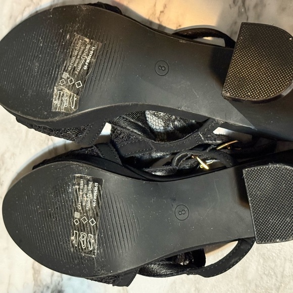 Chic Black Chunky Heel Sandals with Crisscross Straps - Picture 5 of 5